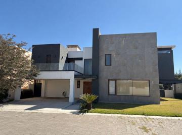 Casa · 580m² · 3 Recámaras · 4 Estacionamientos · Casa en Venta en Calimaya, El Mesón
