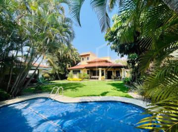 Casa · 300m² · 3 Recámaras · 2 Estacionamientos · Casa con Alberca en Condominio Residencial Sumiya Jiutepec - Morelos