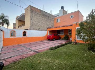 Casa de 4 habitaciones, Guadalajara · Jardines Alcalde, Excelente Ubicacion, Amplia Casa en Venta