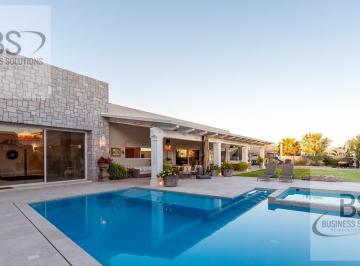 Casa · 1165m² · 3 Recámaras · 8 Estacionamientos · Kl/ Hermosa Residencia en Renta / Venta. Juriquilla Querétaro.