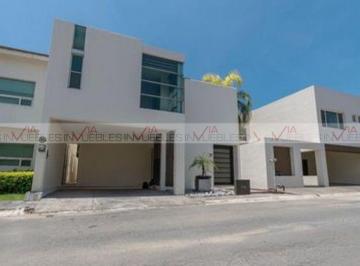 Casa · 373m² · 3 Recámaras · 2 Estacionamientos · Casa en Venta en Monterrey
