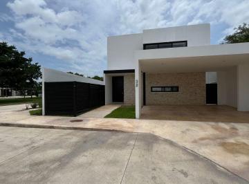 Casa de 3 habitaciones, Mérida · Casa en Renta en Privada Temozon Norte