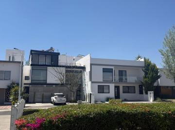 Casa · 287m² · 4 Recámaras · Venta de Casa con Roofgarden en El Refugio