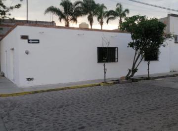 Casa de 3 habitaciones, Tequisquiapan · Casa de 1 Planta con Local Comercial — Col. Adolfo López Mateos, Tequisquiapan