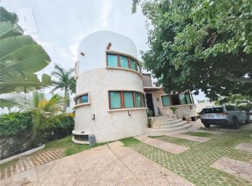 Casa · 1100m² · 5 Recámaras · 5 Estacionamientos · Casa en Venta, 5 Recámaras, 23 Paneles Solares, Canales de Puerto Cancún