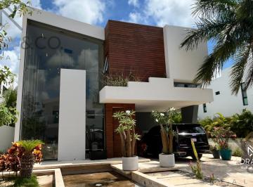 Casa · 380m² · 4 Recámaras · 2 Estacionamientos · Casa en Renta en Lagos del Sol