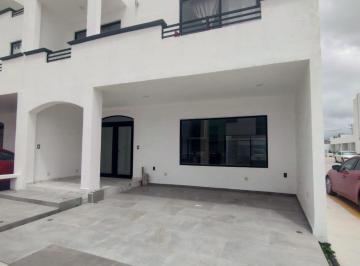 Casa · 217m² · 4 Recámaras · 2 Estacionamientos · Casa en Renta en Fraccionamiento Privado Oasis en Pachuca, Hgo.