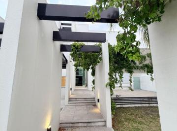 Casa · 210m² · 3 Recámaras · 2 Estacionamientos · Casa en Renta en Lomas de Angelópolis I