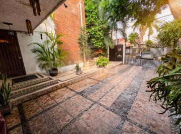 Casa · 348m² · 6 Recámaras · 4 Estacionamientos · Casa con Jardín y Jacuzzi Para 8 Personas