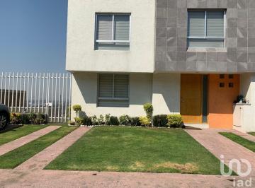 Casa · 305m² · 3 Recámaras · 3 Estacionamientos · Vive Seguro y Exclusivo con Esta Casa en Venta en Bosques de Lindavista