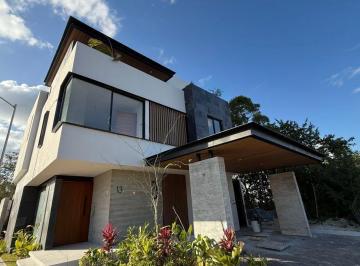 Casa · 340m² · 4 Recámaras · 2 Estacionamientos · Casa Nueva, Amplia y Moderna / New, Modern And Spacious Home