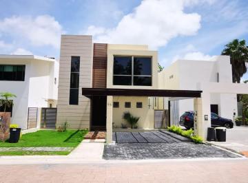 Casa · 267m² · 3 Recámaras · 2 Estacionamientos · Hermosa Casa Dentro de Residencial Cumbres / Beautiful Home in Cumbres