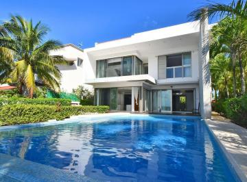Casa · 813m² · 4 Recámaras · 4 Estacionamientos · Casa en Venta en Isla Dorada con Muelle Cancún Isla Murmullo