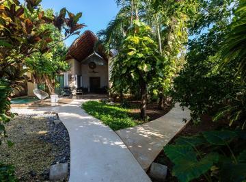 Casa · 400m² · 4 Recámaras · Casa Amplia y Amueblada / Spacious And Furnished Home
