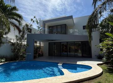 Casa · 380m² · 4 Recámaras · 3 Estacionamientos · Hermosa y Amplia Casa en Lagos del Sol / Beautiful And Spacious Home