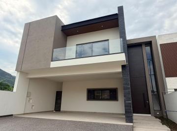 Casa · 395m² · 3 Recámaras · 3 Estacionamientos · Casa en El Uro
