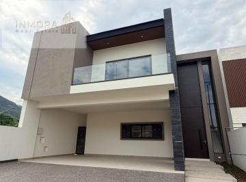 Casa · 395m² · 3 Recámaras · 3 Estacionamientos · Casa en El Uro Zona Carretera Nacional