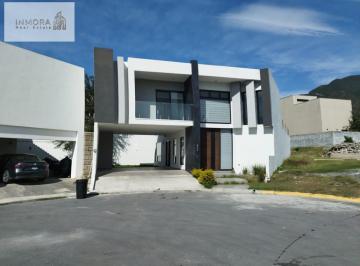 Casa · 380m² · 4 Recámaras · 2 Estacionamientos · Casa en Zona Uro