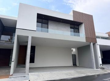 Casa · 402m² · 3 Recámaras · 3 Estacionamientos · Casa en Fraccionamiento Pedregal de La Montaña