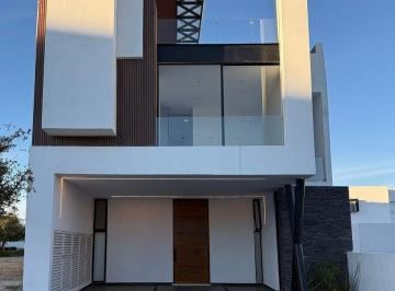 Casa en condominio · 310m² · 3 Recámaras · 2 Estacionamientos · Casa Lola en Venta o Renta en St Angelo