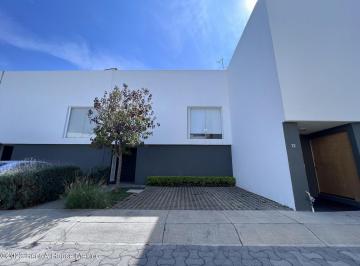 Casa · 205m² · 3 Recámaras · 2 Estacionamientos · Casa en Renta en Santa Fe Juriquilla, Qro. Casa de Caisa