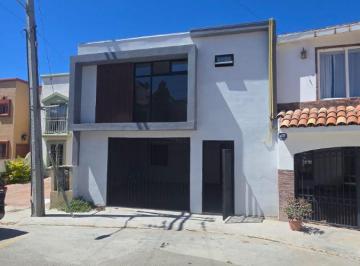 Casa de 3 habitaciones, Playas de Rosarito · Casa en Venta en Playas (Por Escénica)