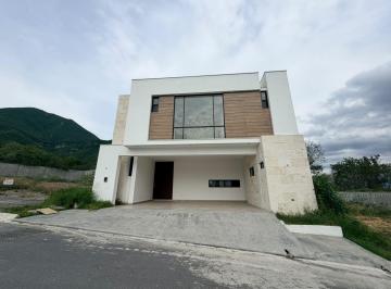Casa · 338m² · 3 Recámaras · 2 Estacionamientos · Casa en Fraccionamiento Pedregal de La Montaña