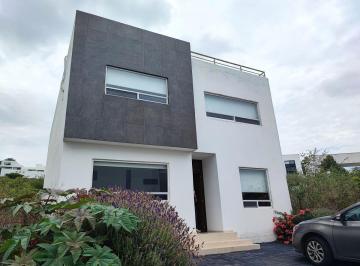 Casa de 4 habitaciones, El Marqués · Amplia Casa en Renta con Estudio en Pb en La Entrada de Zibata