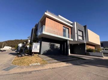 Casa · 262m² · 4 Recámaras · 4 Estacionamientos · Casa en Venta en Los Robles