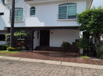 Casa de 4 habitaciones, Zapopan · Casa en Venta en Jardin Real Zapopan con 4 Recamaras, Doble Altura, Jardin.