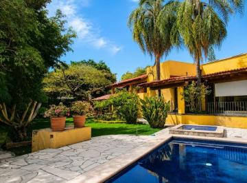 Casa · 600m² · 5 Recámaras · 4 Estacionamientos · Casa Estilo Colonial Moderno en Col. Los Volcanes, Cuernavaca Morelos.