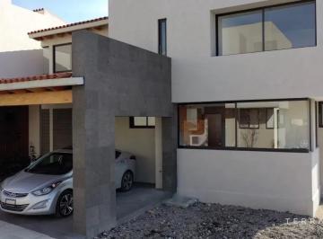 Casa · 310m² · 3 Recámaras · 2 Estacionamientos · Casa en Balvanera Corregidora, Querétaro