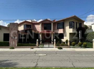Casa · 438m² · 4 Recámaras · 3 Estacionamientos · Casa en Venta en Club de Golf Pachuca con 4 Recámaras