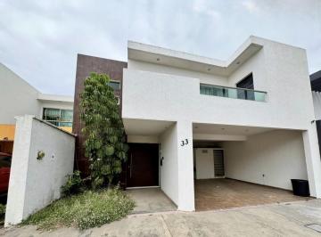 Casa · 260m² · 3 Recámaras · 2 Estacionamientos · Casa con Alberca en Venta en Lomas del Mar