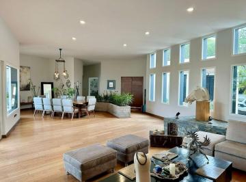 Casa · 730m² · 4 Recámaras · 4 Estacionamientos · Residencia de Lujo en Vista Real, Queretaro
