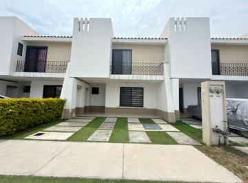 Casa de 3 habitaciones, León · Renta de Casa en Muna Salida Leon Silao Casa Club con Alberca
