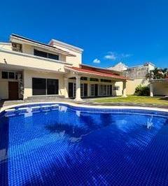 Casa · 450m² · 7 Recámaras · 4 Estacionamientos · Casa en Venta Frente Al Parque