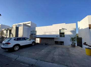 Casa · 279m² · 4 Recámaras · 3 Estacionamientos · Casa en Venta en Misión de Concá, Querétaro