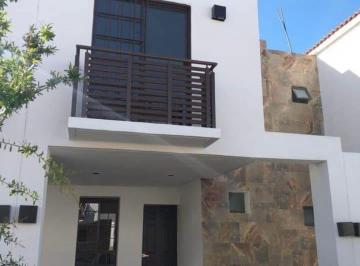 Casa de 3 habitaciones, León · Casa en Venta con Recámara en Planta Baja | Jardines de Los Naranjos | Alberca