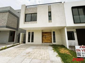 Casa en condominio de 4 habitaciones, Zapopan · Casa en Venta en Parques Vallarta | Frente Al Parque Central