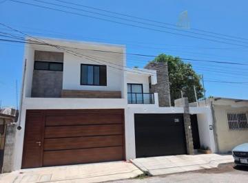 Casa · 180m² · 3 Recámaras · 2 Estacionamientos · Venta de Casa en Ejido Primero de Mayo Sur con Amplio Jardin