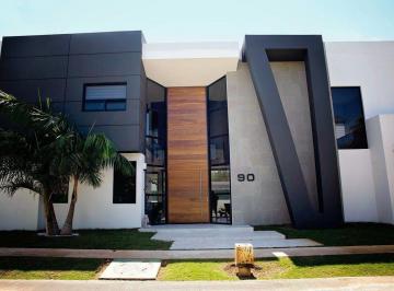 Casa en condominio · 466m² · 3 Recámaras · 3 Estacionamientos · Residencia Amueblada en Yucatán Country Club, con 22 Paneles Solares