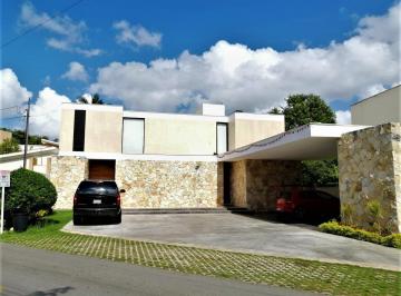 Casa · 565m² · 4 Recámaras · 3 Estacionamientos · Residencia en El Club de Golf La Ceiba, con Piscina y Vista Al Campo.