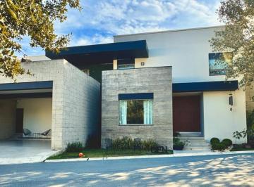 Casa · 420m² · 3 Recámaras · 2 Estacionamientos · Casa en Venta en Zona Sur