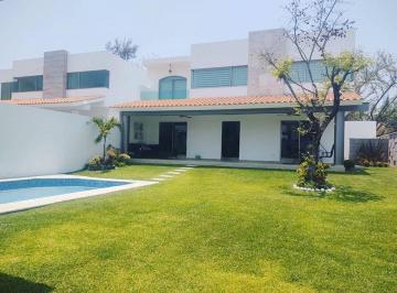 Casa · 280m² · 4 Recámaras · 2 Estacionamientos · Hermosa, Jardín, Alberca, Jacuzzi, Seguridad