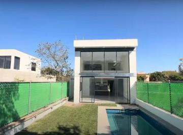 Casa · 250m² · 4 Recámaras · 2 Estacionamientos · Casa en Fraccionamiento Los Mangos
