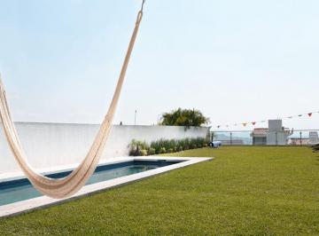 Casa · 490m² · 4 Recámaras · Casa Moderna con Alberca y Jardín, en Fraccionamiento con Seguridad