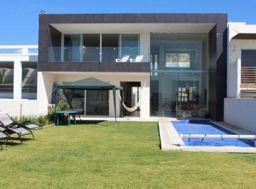 Casa · 490m² · 4 Recámaras · Casa Moderna con Alberca y Jardín, en Fraccionamiento con Seguridad
