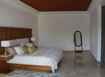 Casa · 165m² · 4 Recámaras · 2 Estacionamientos · Casa con Alberca, Jardín en Fraccionamiento con Seguridad