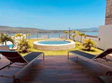 Casa · 180m² · 3 Recámaras · 3 Estacionamientos · Casa en Fraccionamiento con Vista Al Lago